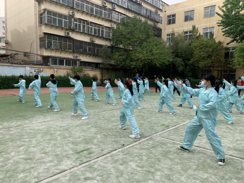 太极进校园 师生同练太极拳-邯郸市邯山区南关小学